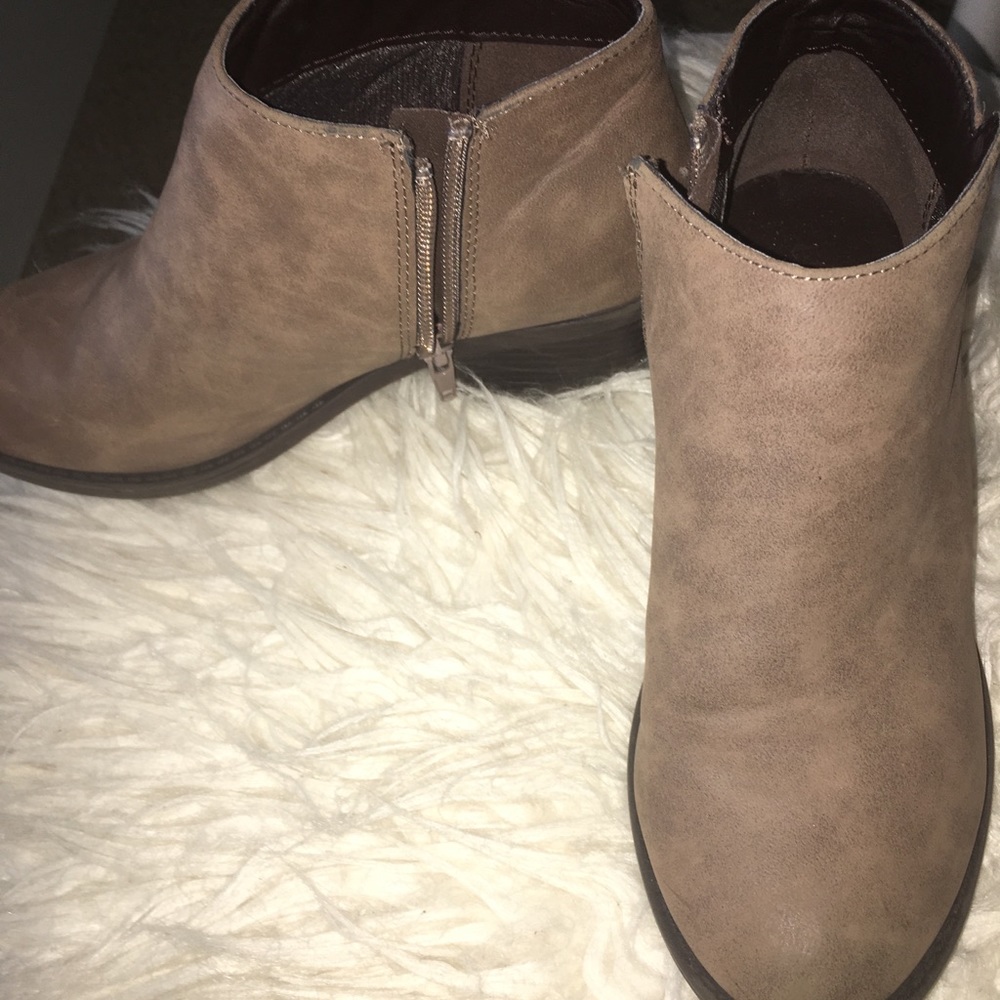 Boots - Picture 4 of 4